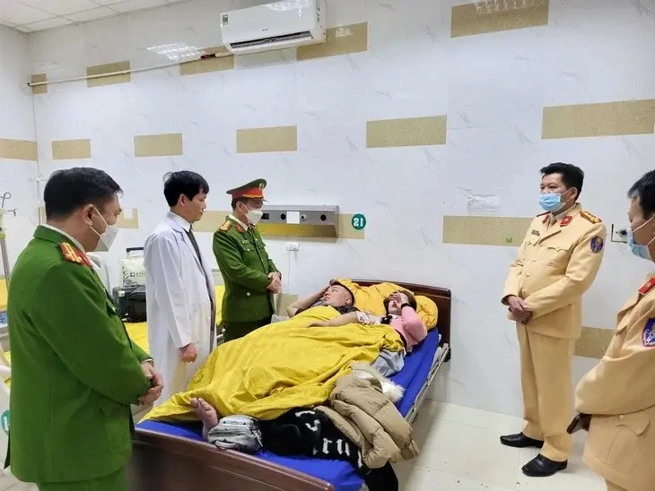 Những người bị thương được đua vào cấp cứu tại Bệnh viên Đa khoa Phương Bắc, thành phố Tuyên Quang - Ảnh: TTXVN