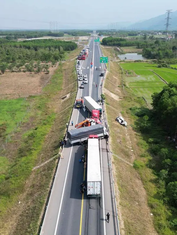 Cao tốc Cam Lộ - La Sơn khai thác cuối năm 2022, với quy mô 2 làn xe, trừ một số đoạn cho phép vượt mở rộng 4 làn xe. Trong ảnh là vụ tai nạn ngày 18/2 khiến 3 mẹ con thiệt mạng