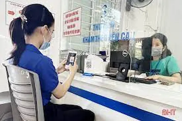Bệnh nhân thanh toán chi phí khám chữa bệnh qua màn hình QR Code động