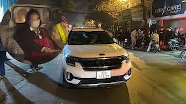 Nữ tài xế vi phạm nồng độ cồn kịch khung trên phố Trần Cung