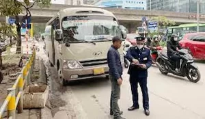 Hà Nội: Lo ngại ùn tắc giao thông do xe khách vi phạm luật dừng đỗ