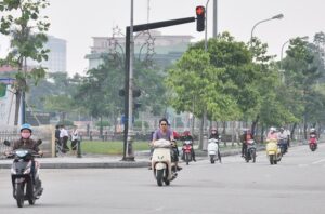 Ngã tư Minh Khai – Bạch Mai: Có đèn tín hiệu, giao thông vẫn xung đột và hỗn loạn