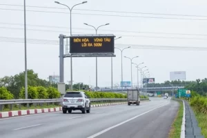Thiếu thông tin, lái xe “dò dẫm” trên cao tốc