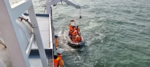 Thành công cứu nạn thuyền viên tàu chở xi măng mắc cạn tại khu vực biển Nam Định