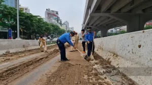Xe tải đổ đất đầy lối lên đường vành đai 3 ở Hà Nội có thể bị phạt 15 triệu đồng?