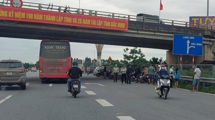 Hành khách sẵn sàng lên cầu vượt cao tốc để bắt xe..