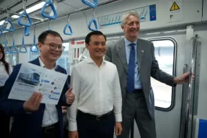 Ông Bùi Xuân Cường kiểm tra hệ thống máy bán vé tự động của tuyến metro số 1 Bến Thành - Suối Tiên