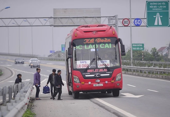 Xe khách, xe ôm bất chấp dừng đỗ trên đường cao tốc để đón khách