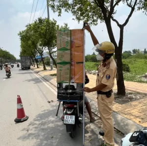 Xe máy chở hàng cồng kềnh tung hoành trên đại lộ Võ Văn Kiệt