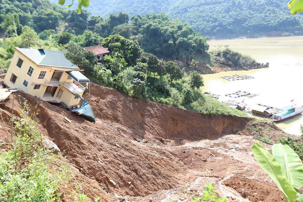 Các đơn vị đang tập trung khắc phục hơn 60 điểm ngập, sạt lở