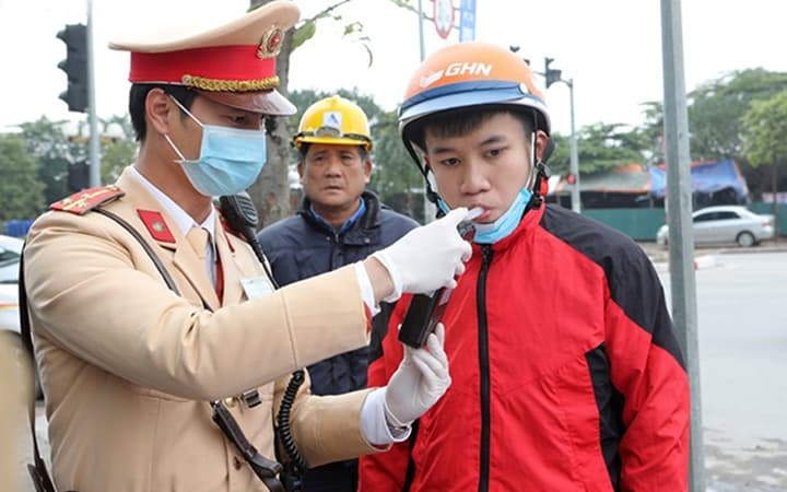 Đo kiểm tra nồng độ cồn của người điều khiển phương tiện tham gia giao thông