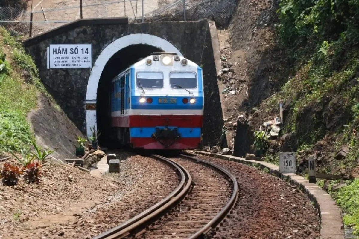 Dù đường sắt là ngành vận tải ''xương sống'' nhưng hạ tầng chưa được quan tâm và đầu tư đúng mức.