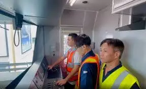 kỹ thuật viên lái tàu người Việt Nam trực tiếp vận hành đoàn tàu metro số 1