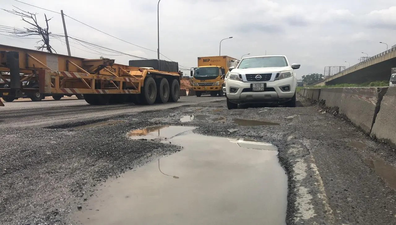 Các phương tiện lưu thông qua đây buộc phải giảm tốc độ để tránh hư hỏng xe và đảm bảo an toàn