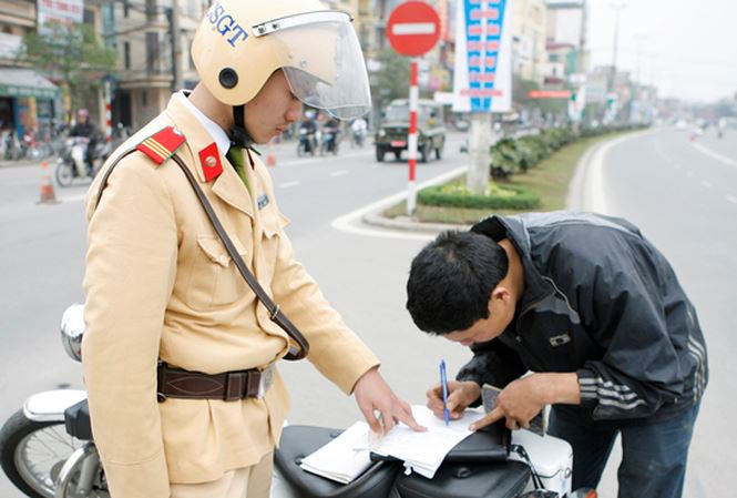 Các trường học sinh điều khiển xe cơ giới đội đội mũ bảo hiểm hoặc đội mũ bảo hiểm không đạt chuẩn cũng được CSGT yêu cầu viết cam kết không tái phạm và xử lý theo quy định.