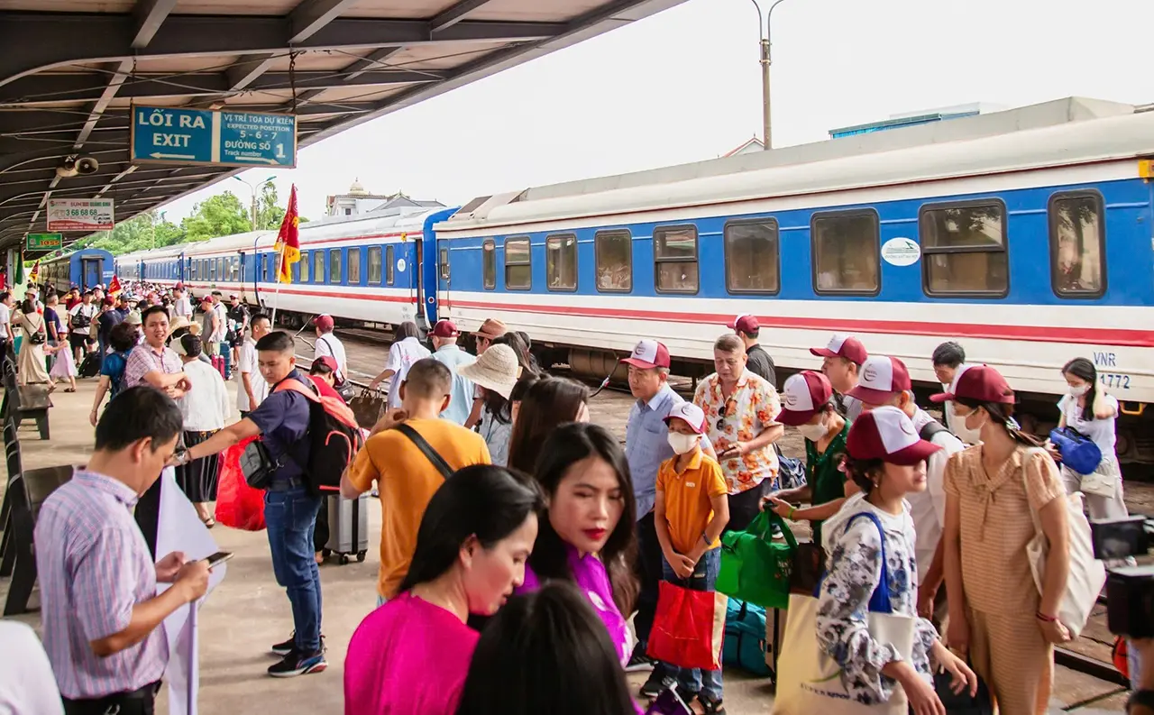 Hành khách chờ tàu tại ga Đồng Hới, tỉnh Quảng Bình.