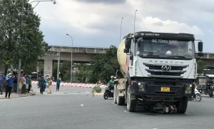 Va chạm tại vòng xoay Phú Hữu, 2 cô gái tử vong