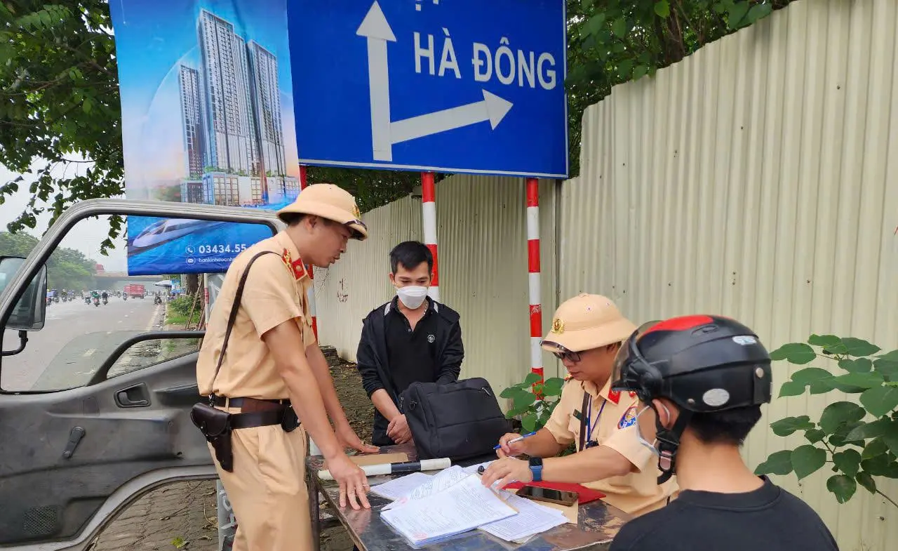 Lực lượng chức năng cũng phải căng mình xử lý vi phạm bởi hiện nay đang là thời kỳ thi công cao điểm của các dự án nên lượng phương tiện vận tải phục vụ thi công đã tăng đáng kể