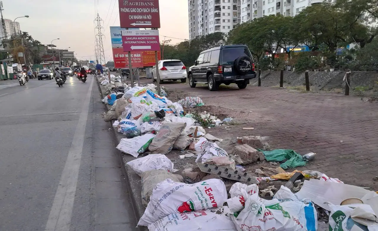 Dọc đường Tam Trinh, Lĩnh Nam, nhiều người đã cố ý lấn chiếm vỉ hè nơi mới được GPMB để bán hàng hoá, vật liệu xây dựng