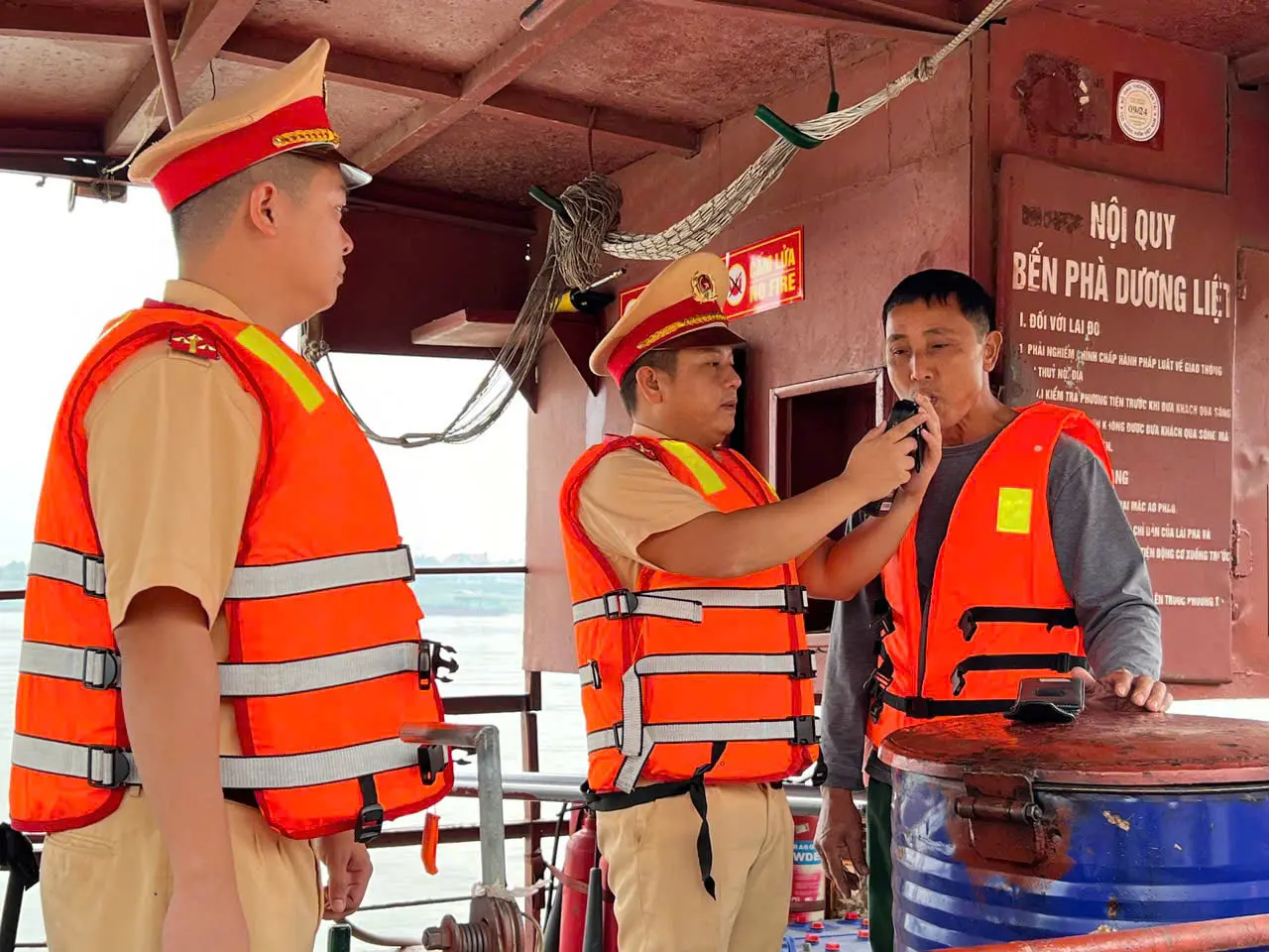 Kiểm tra vi phạm nồng độ cồn với lái tàu