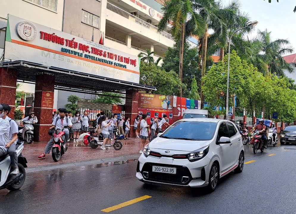 Nhiều phương tiện di chuyển nhanh qua phố Hoàng Quán Chi bởi bình thường tuyến đường này khá vắng (1)