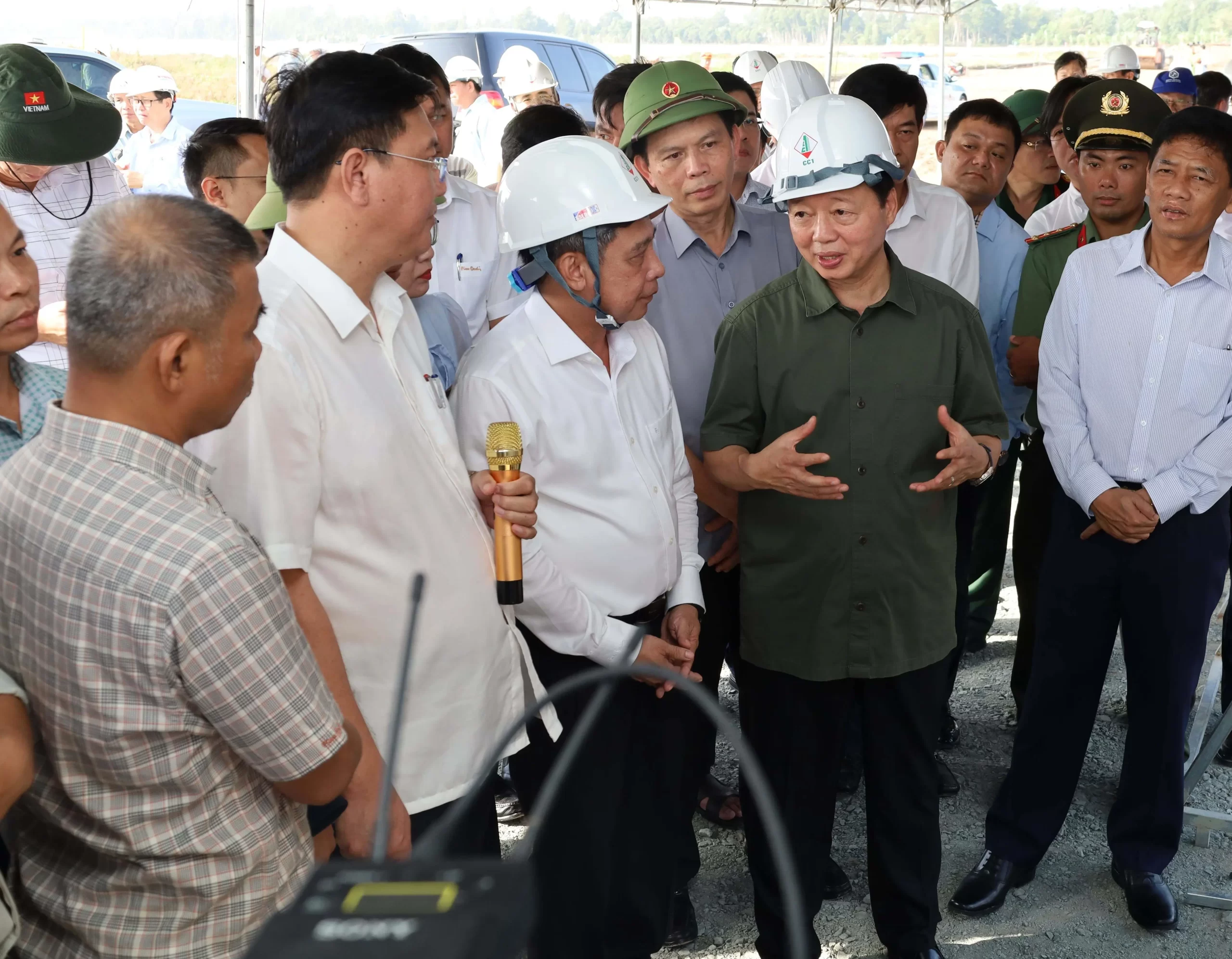 Phó Thủ tướng Trần Hồng Hà cũng lưu ý, xây dựng đường cao tốc phải đảm bảo yếu tố đặc thù của vùng sông nước miền Tây