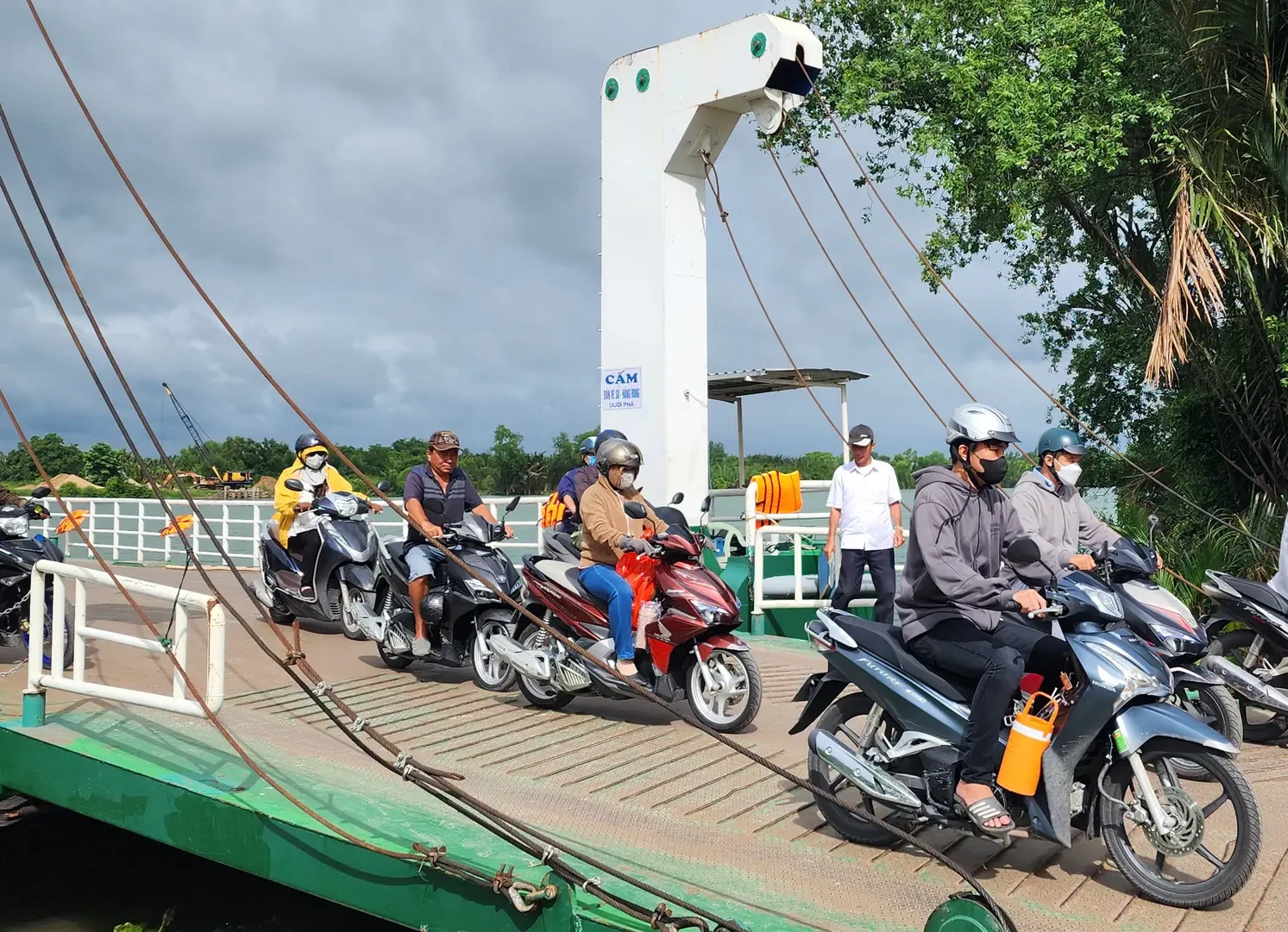 Long An là địa phương có nhiều bến phà, bến khách ngang sông.