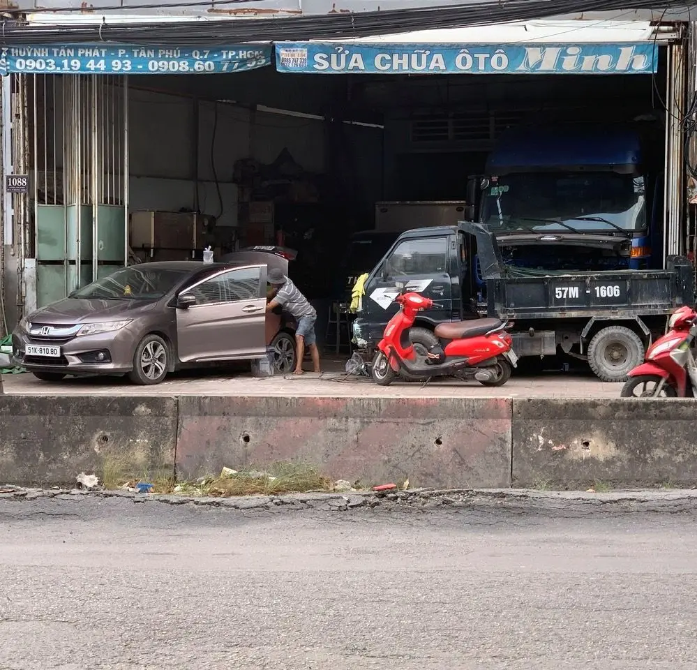 Vệt sóng trâu dài nhô cao hơn mặt đường trên đường Huỳnh Tấn Phát đoạn trước Ban chỉ huy quân sự quận 7