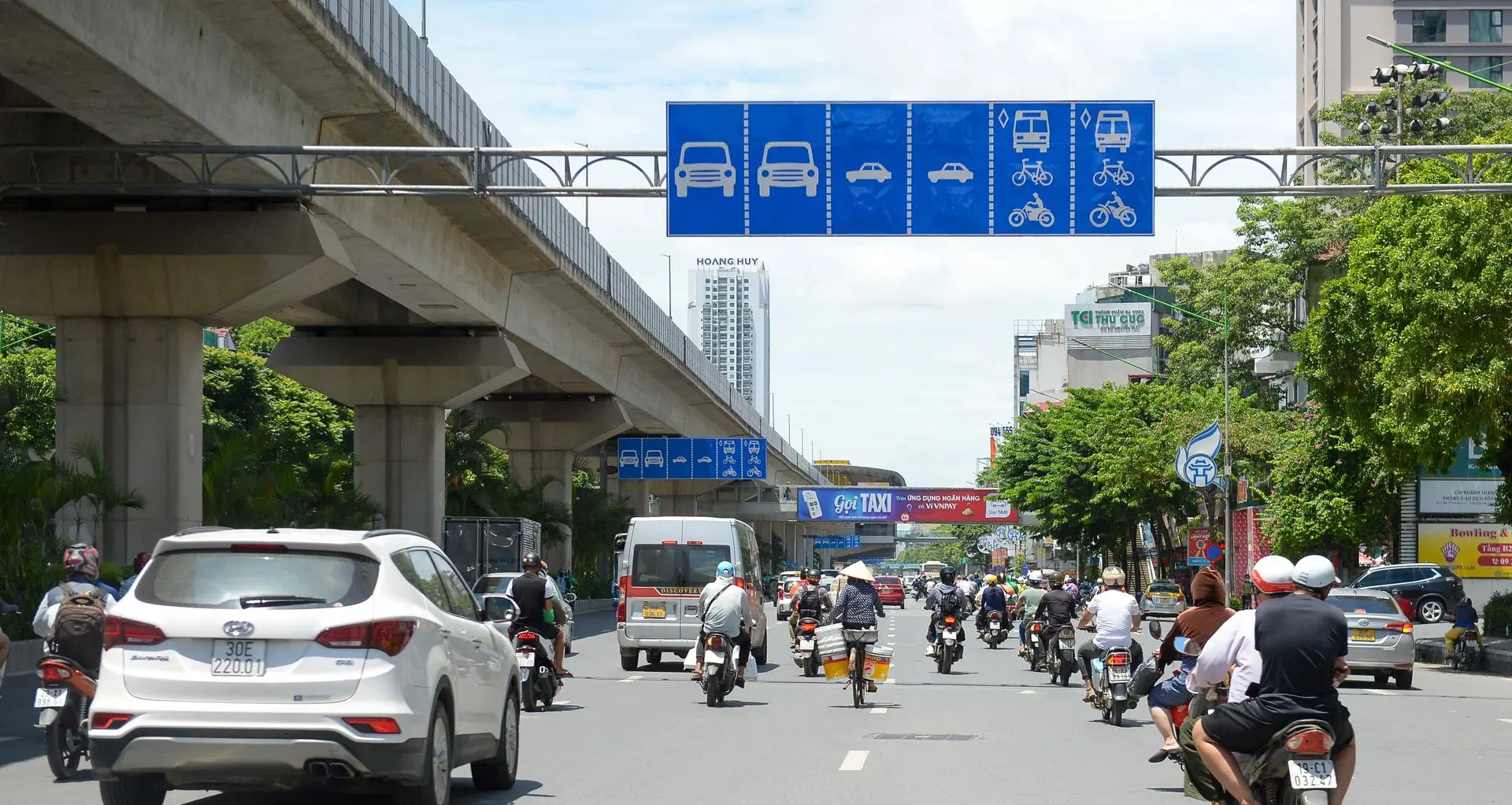 trên đường Nguyễn Trãi, TP Hà Nội, đoạn từ Ngã Tư Sở đi hầm chui Thanh Xuân và ngược lại một số vị trí đã được tháo dải phân cách cứng phân làn đường.