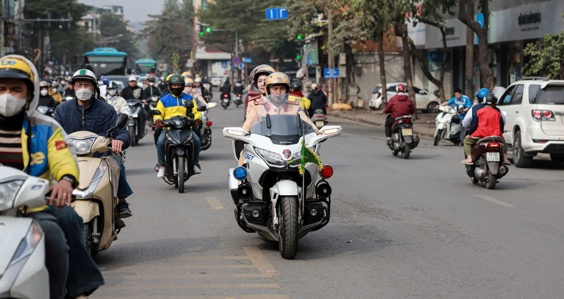 Cũng theo Thượng tá Lê Quang Hòa, điều khiển giao thông và dẫn đoàn, với lợi thế cơ động nhanh, tiếp cận nhanh chóng thì các tổ CSGT đi mô tô sẽ giúp giảm ùn tắc, xử lí sự cố nhanh chóng, giúp bà con nhân dân đi về quê nghỉ Tết Nguyên đán được thuận lợi