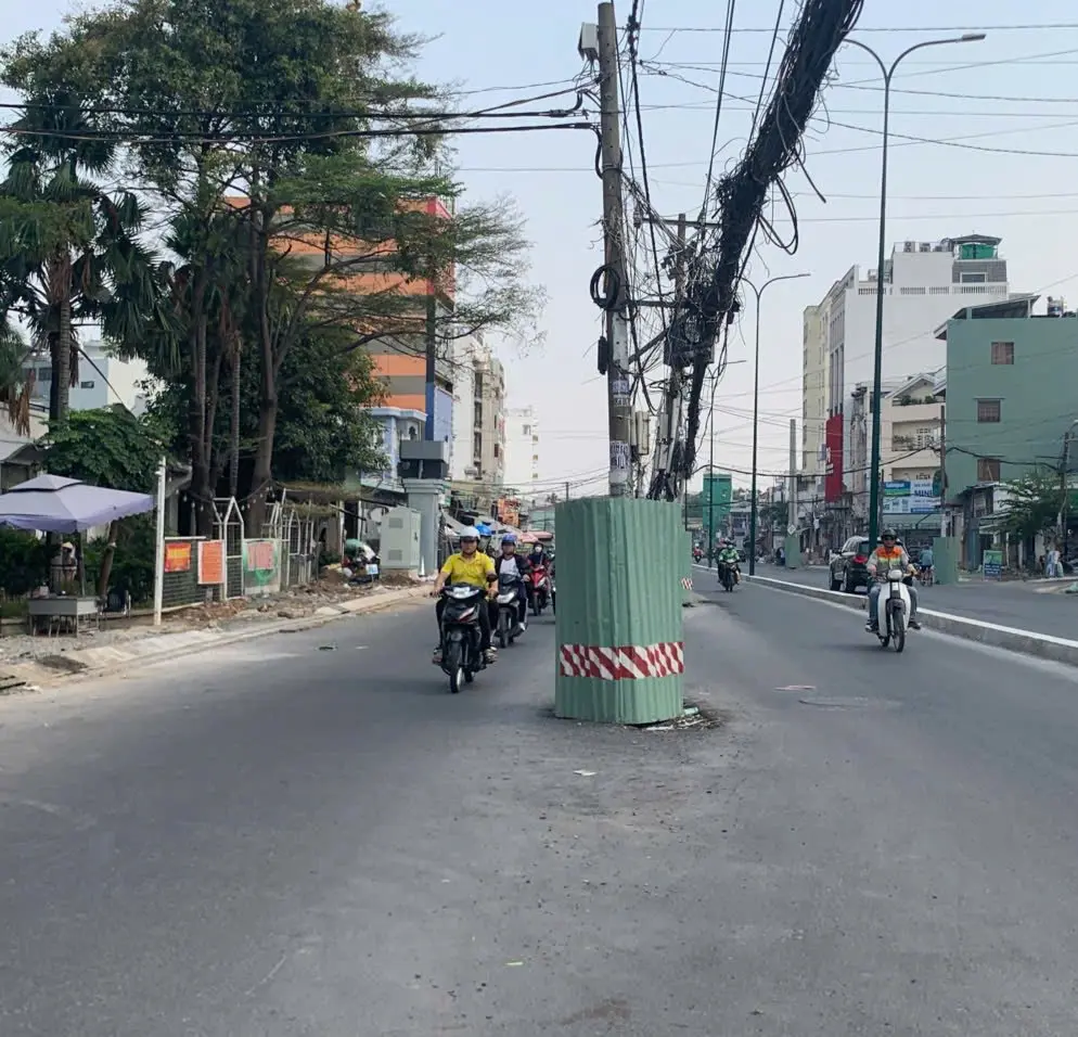 Các trụ điện đang được bên điện lực quây tôn, lắp đèn chỉ dẫn để cảnh báo người đi đường tông vào. Hiện vẫn còn 76 trụ điện án ngữ nằm giữa con đường