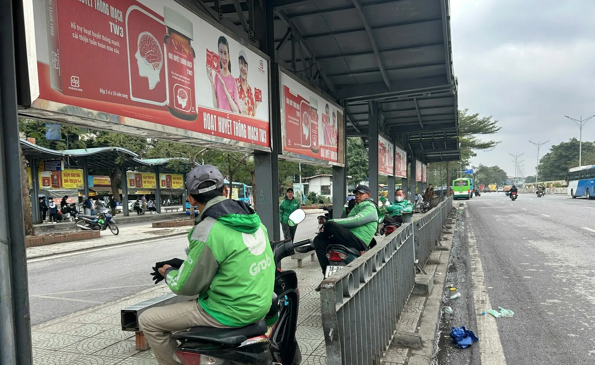 Đội ngũ xe ôm sẵn sàng chèo kéo khách mỗi khi xe bus vào điểm đón