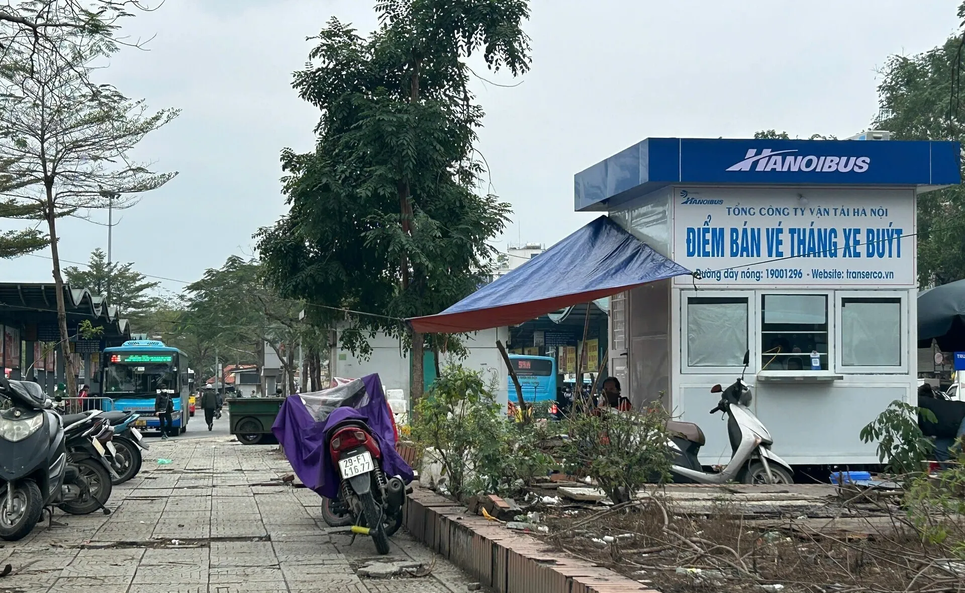 Sau nhiều năm đưa vào sử dụng, trạm trung chuyển xe bus Long Biên nay đã trở nên nhếch nhác, lộn xộn khiến nhiều người dân bức xúc